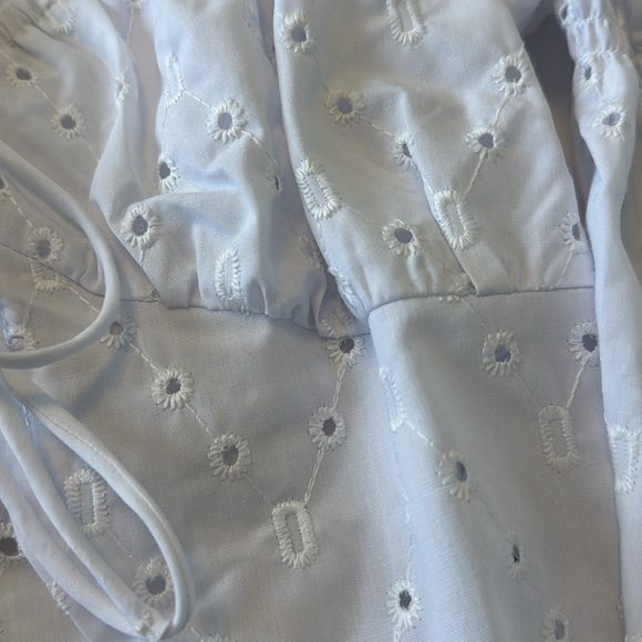 Balloon- sleeved crop blouse - Picture 2 of 2